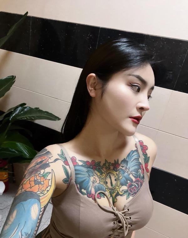 江岸性感纹身御姐 1