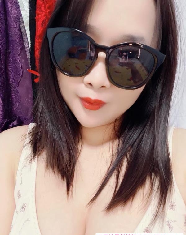 大胸肥臀小姐姐 1