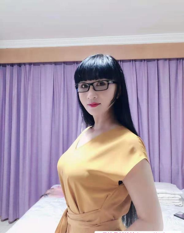 除夕夜包夜骚妇 3
