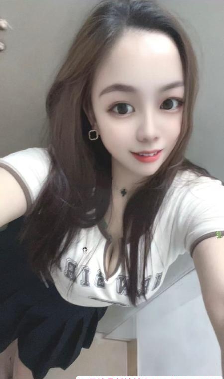服务系舌吻骚妇 1