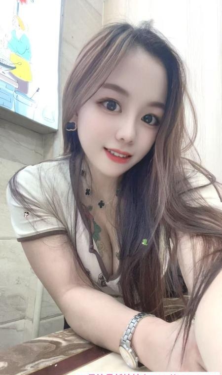 服务系舌吻骚妇 2