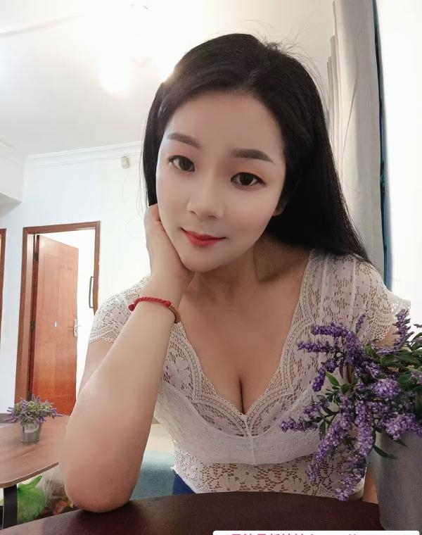 海珠轻熟性价比小妮子 2