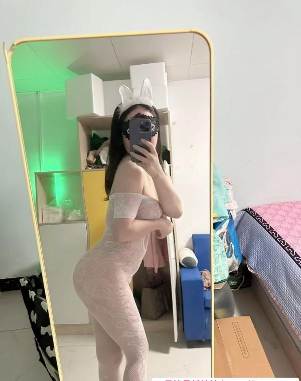 黑丝蜜桃臀小静 2