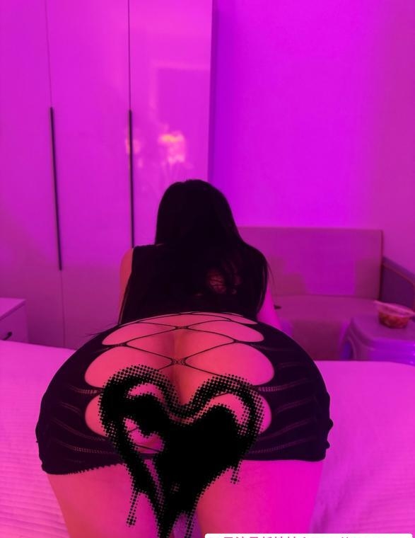 大奶翘臀炮架星星 4