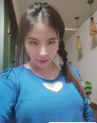 汉口火车站娇小女人