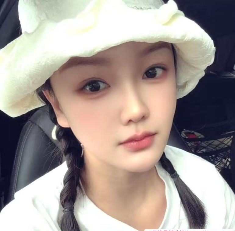 肤白腰细长腿依依 1