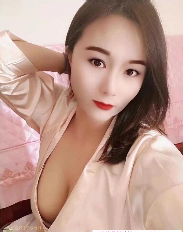 舌吻风骚丰满少妇 1