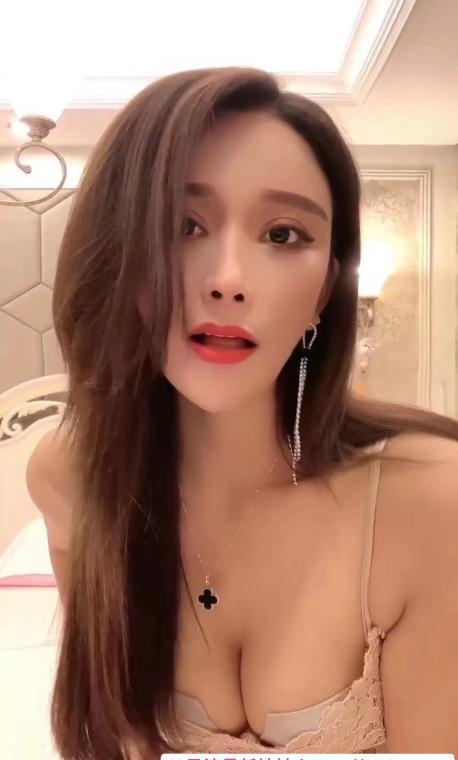 巨乳反差骚浪御姐 1