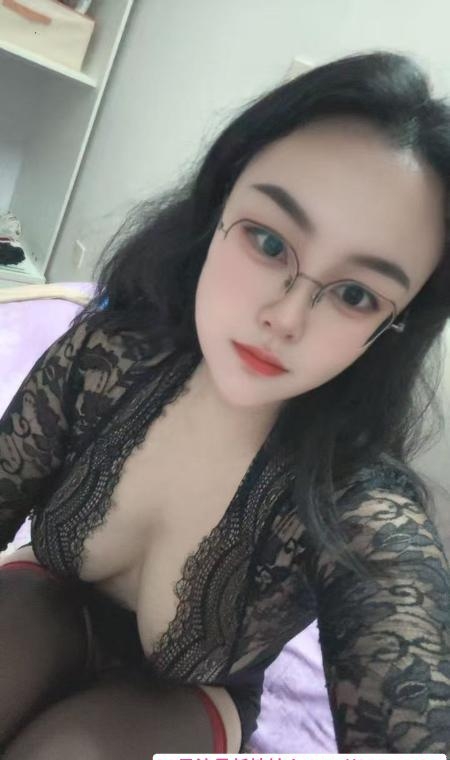 浦东翘臀眼镜女 3