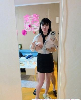 短发气质大胸少妇