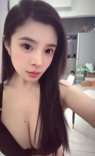美乳翘臀小美女