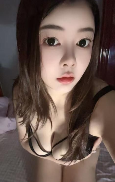 粉嫩美乳小骚妇 2