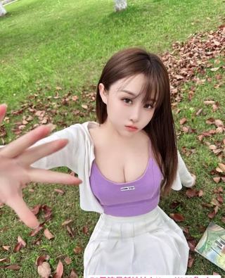 白嫩酥胸长腿御姐