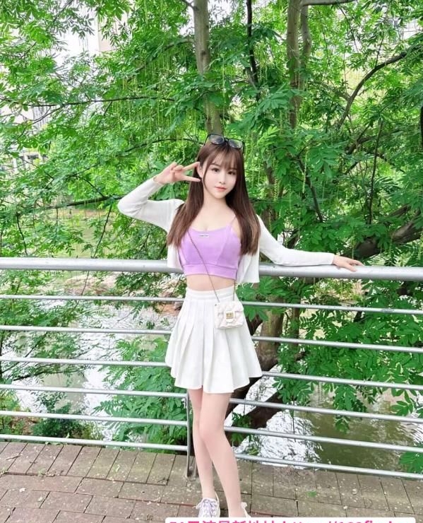 白嫩酥胸长腿御姐 4