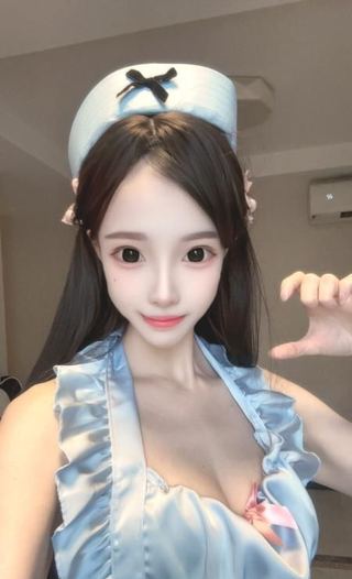 白嫩小巧骚妹