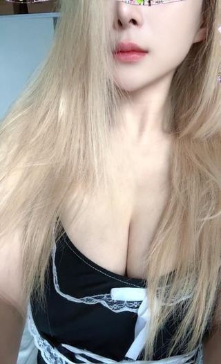 个人居家中项口爆美女