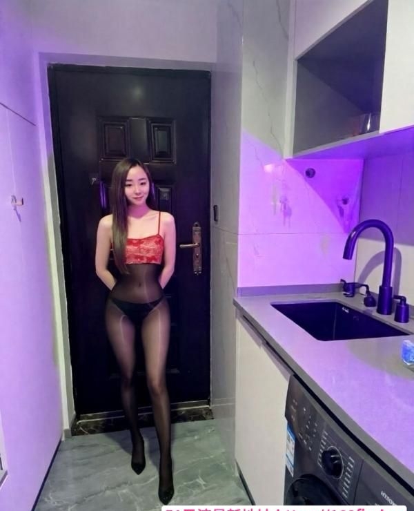蜜桃臀少妇糖果 2