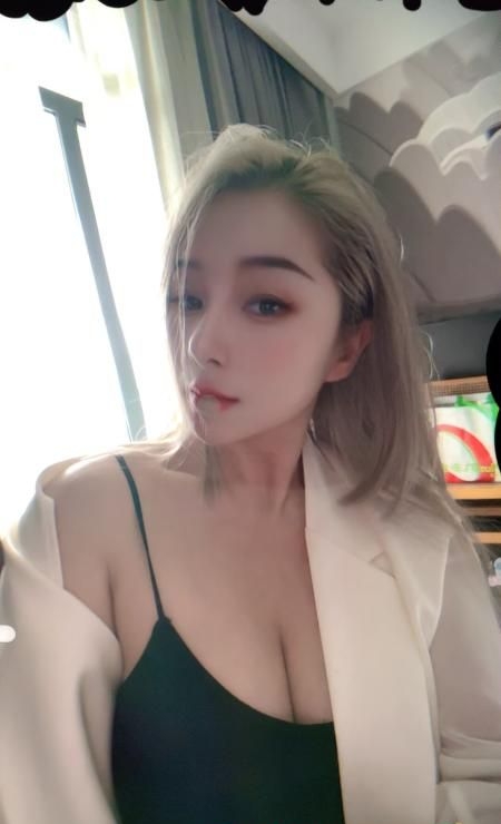 个人居家中项口爆美女 3