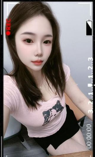 夹人的大胸美女