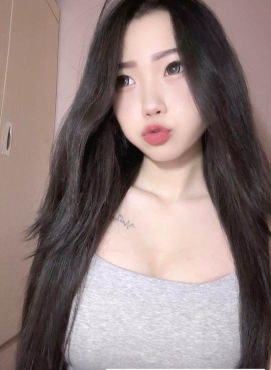 身材曼妙的原装美少女 1