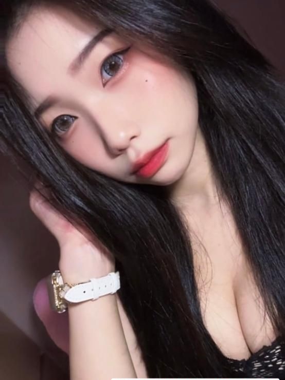 身材曼妙的原装美少女 2