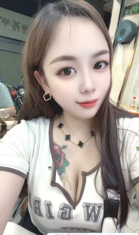 女友感舌吻御姐 1