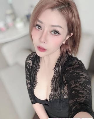短发气质美女