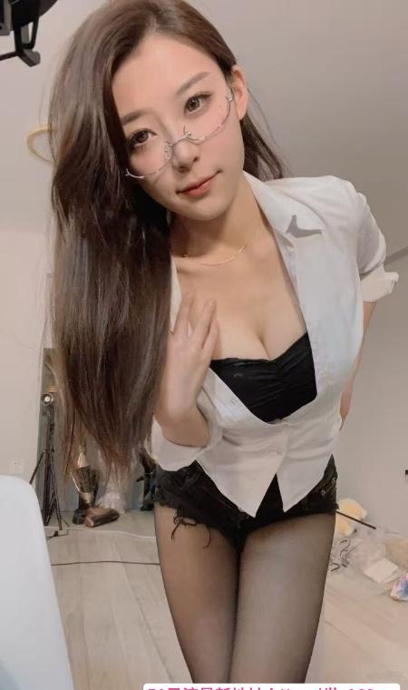 眼镜风骚翘臀妹 1