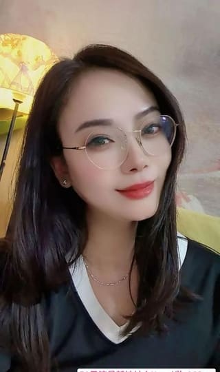 大奶眼睛熟女