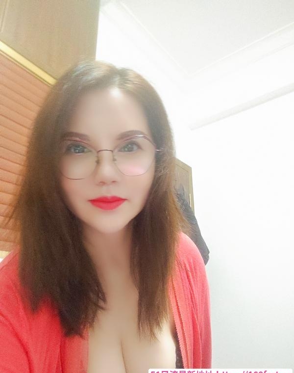 戴眼镜美少妇 1