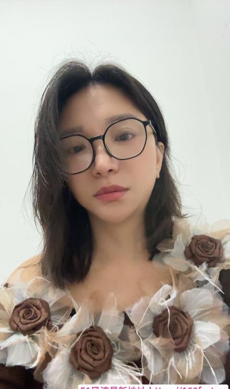 上城眼镜少妇小画 2