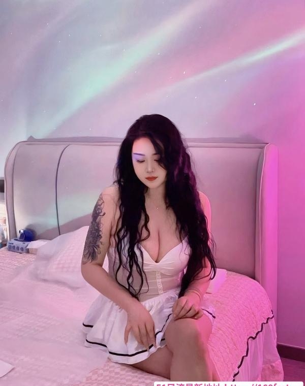 巨乳红唇性感贝贝 2