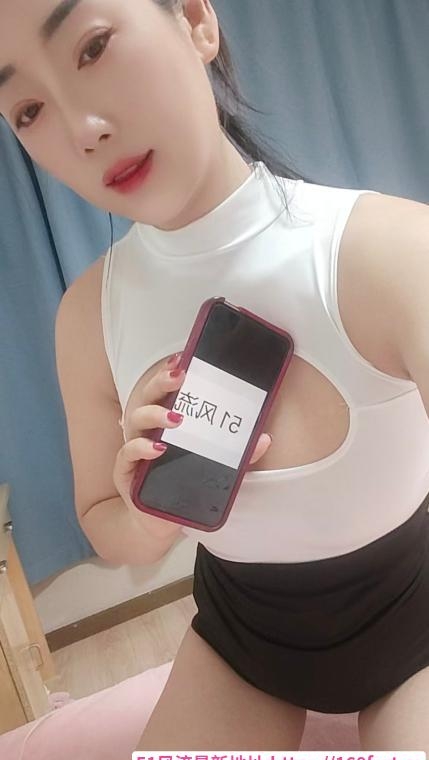 娇小肤白少妇 3