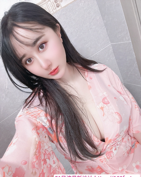 制服波霸大白 1
