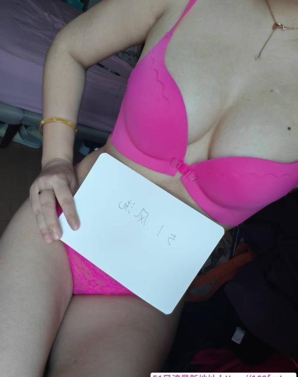 重庆身材高挑大胸美女 1