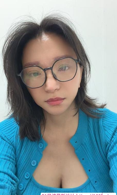 戴眼镜的大胸御姐 1