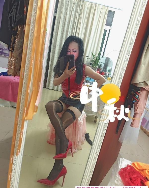 制服诱惑小骚妇 1