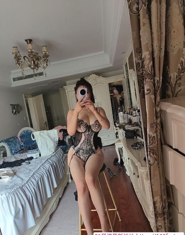 丰乳肥臀的骚妇 1