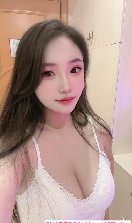 性感大胸奶瓶 1