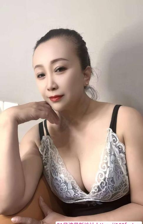东站风骚翘臀雯雯 1