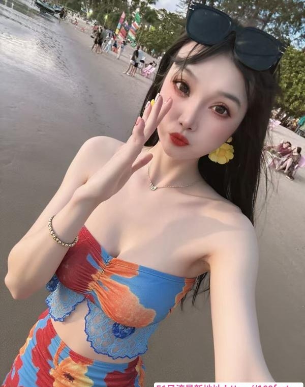 170丰满女模能舌吻 1