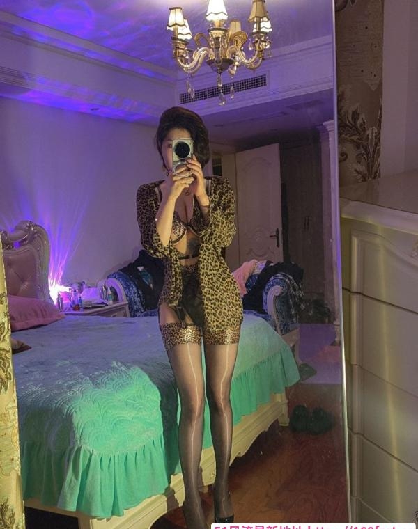 丰乳肥臀的骚妇 2