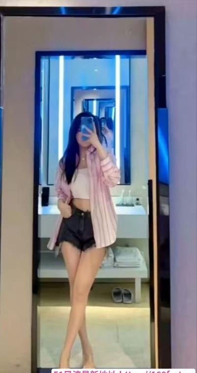 清秀美臀依依 3