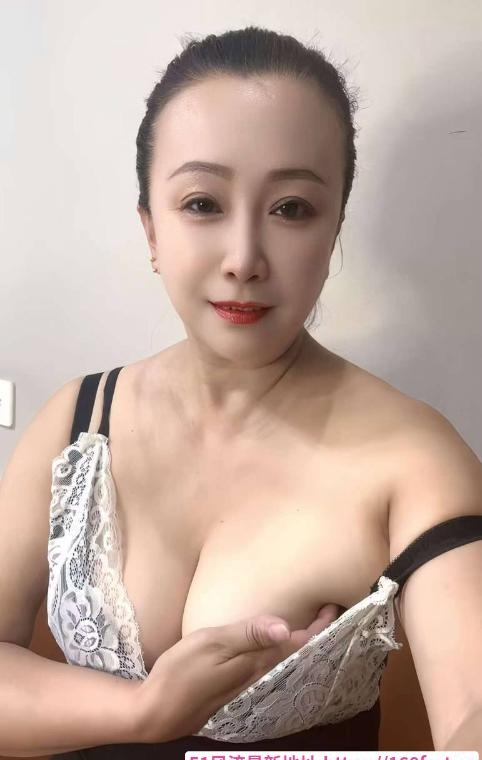 东站风骚翘臀雯雯 3