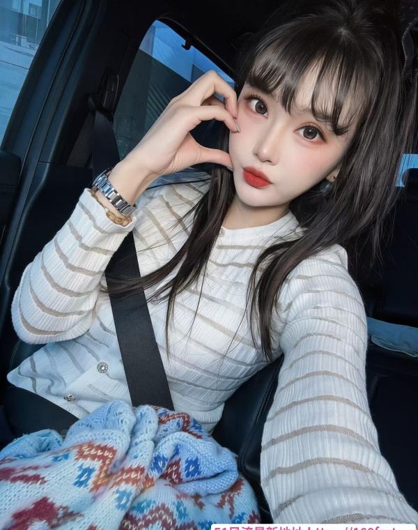 170丰满女模能舌吻 3