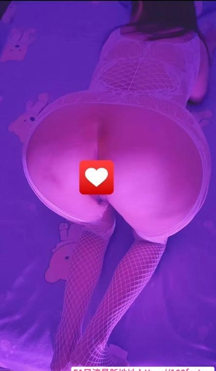 D乳蜜桃臀风骚妹 4