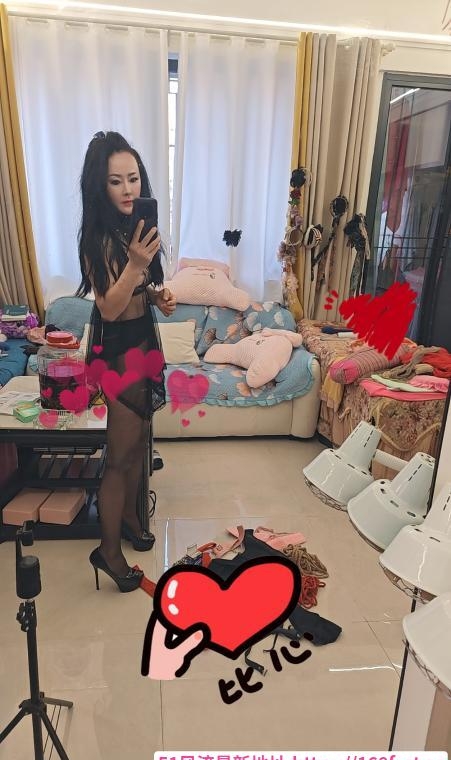 制服诱惑小骚妇 4