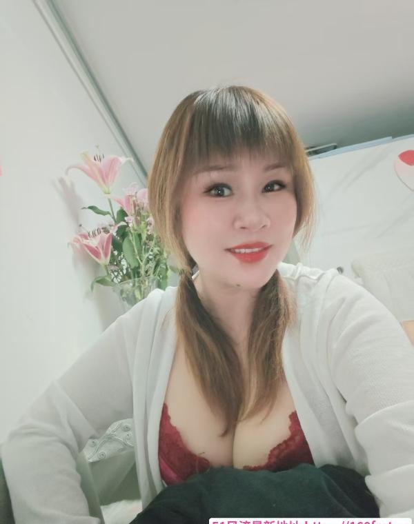 白云爆乳美少妇 1