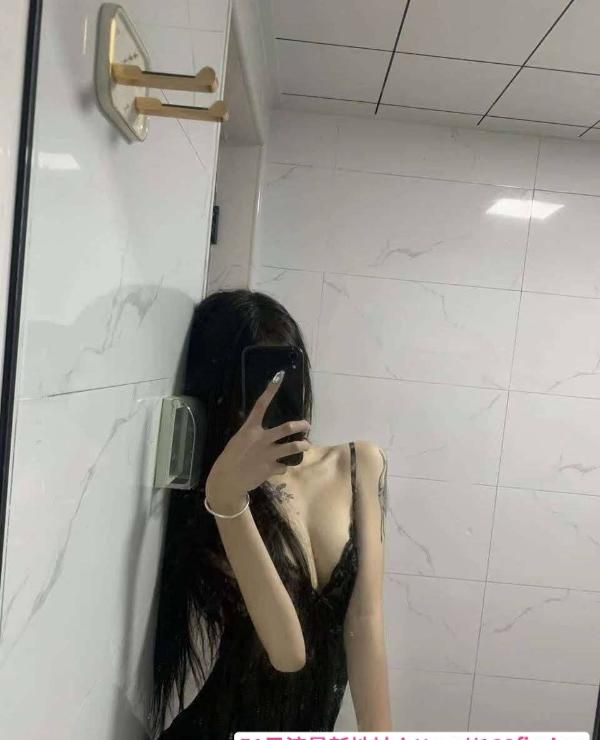 比比会喷水的纹身嫩妹 3